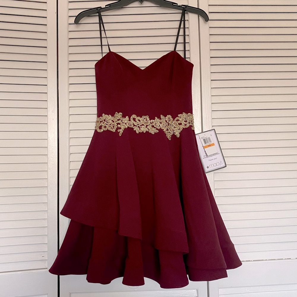 B Darlin juniors strapless dress. Garnet with Gold. Size 7/8. New with tags